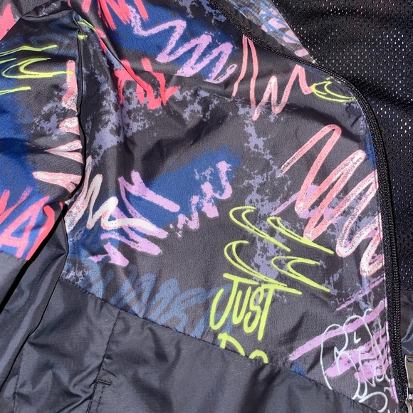 Nike Girls All Over Print Windrunner Size XL - Picture 2 of 3